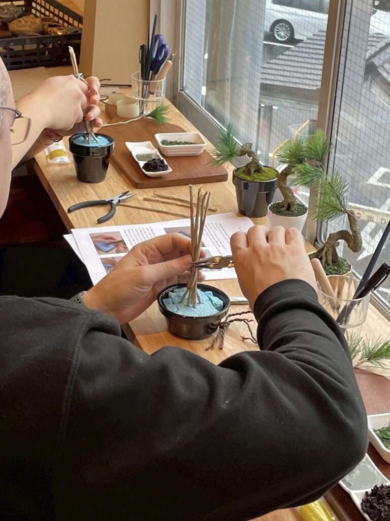 クラフト盆栽体験の様子