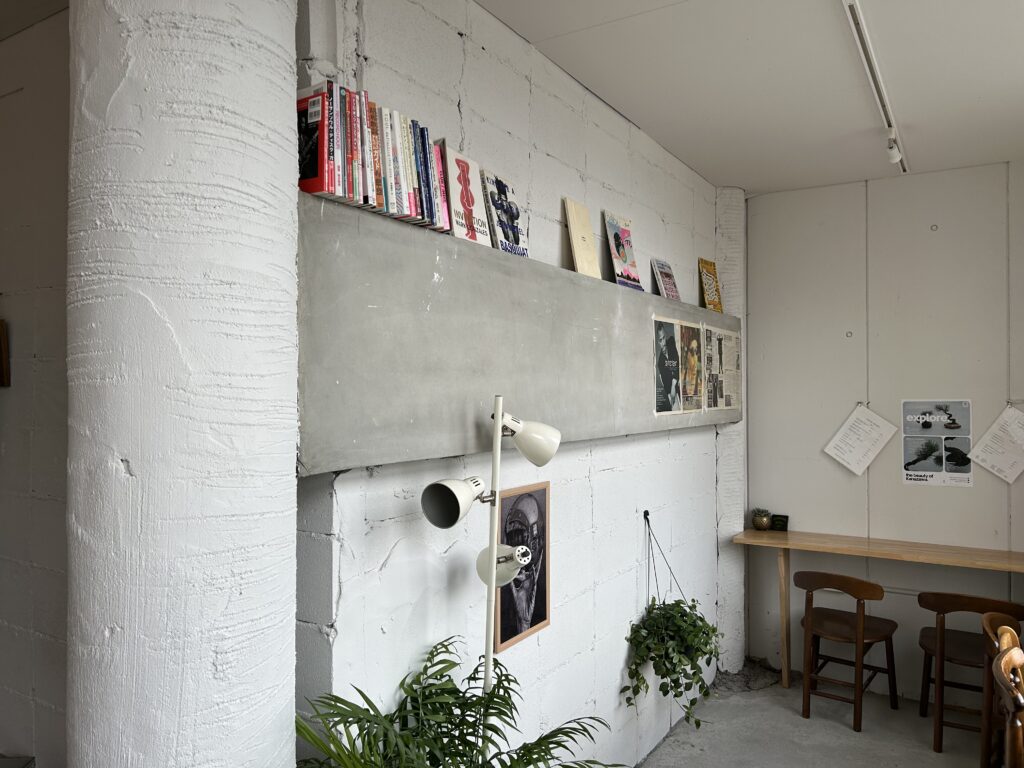 金沢のレコードカフェ&バー SHIKA.の店内